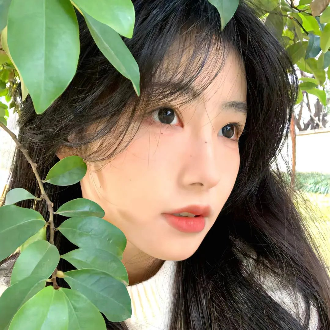 穿条纹衣的男孩